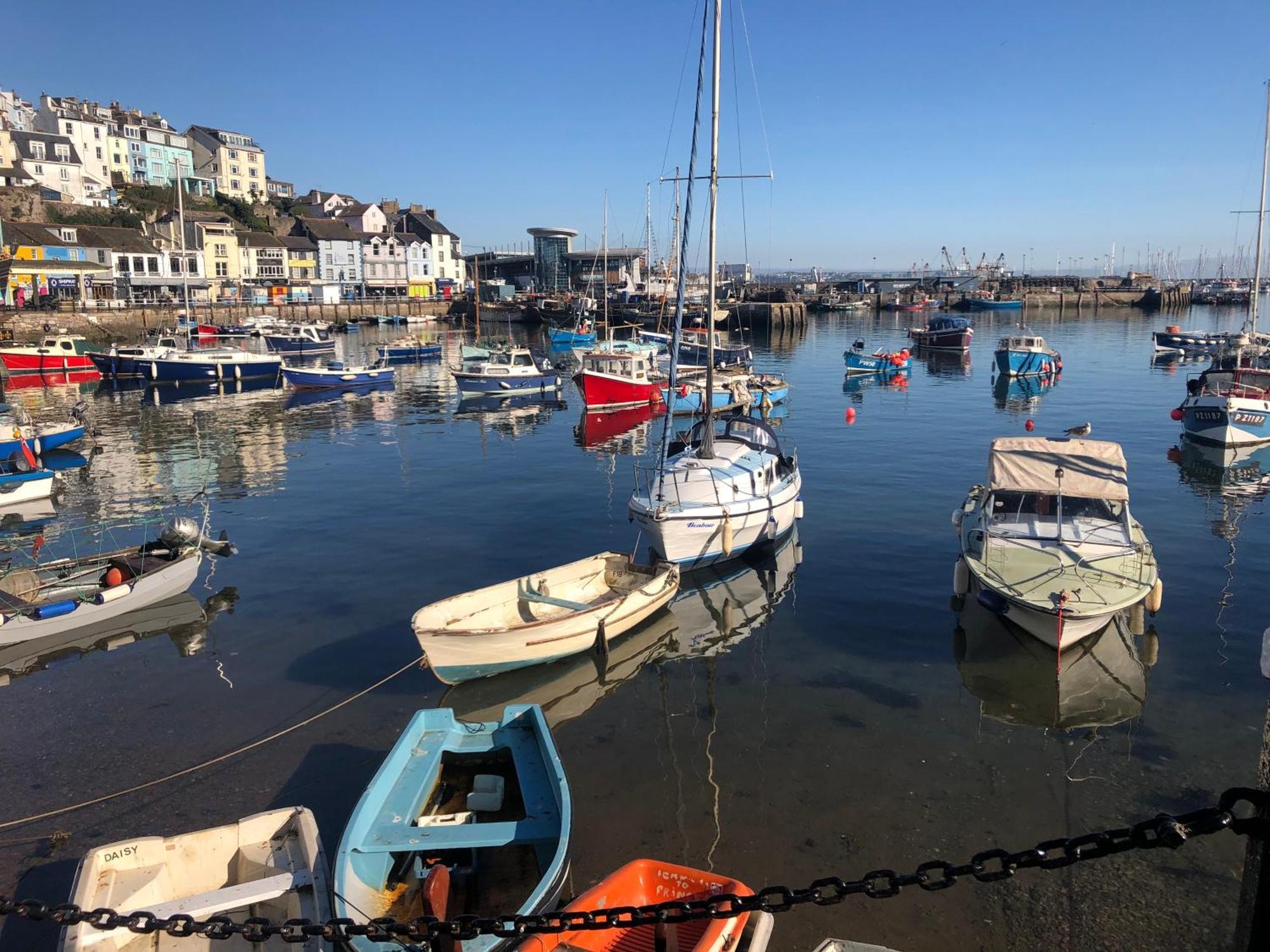 Captain'S Nook, Luxurious Victorian Apartment With Four Poster Bed And Private Parking Only 8 Minutes Walk To The Historic Harbour Brixham Exterior photo