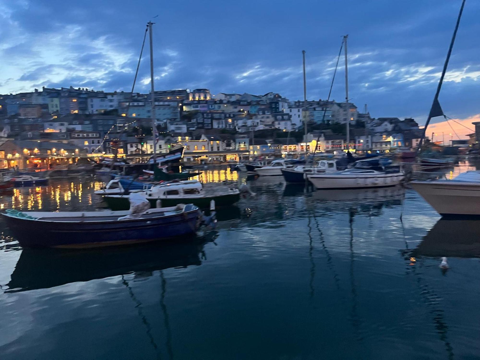 Captain'S Nook, Luxurious Victorian Apartment With Four Poster Bed And Private Parking Only 8 Minutes Walk To The Historic Harbour Brixham Exterior photo