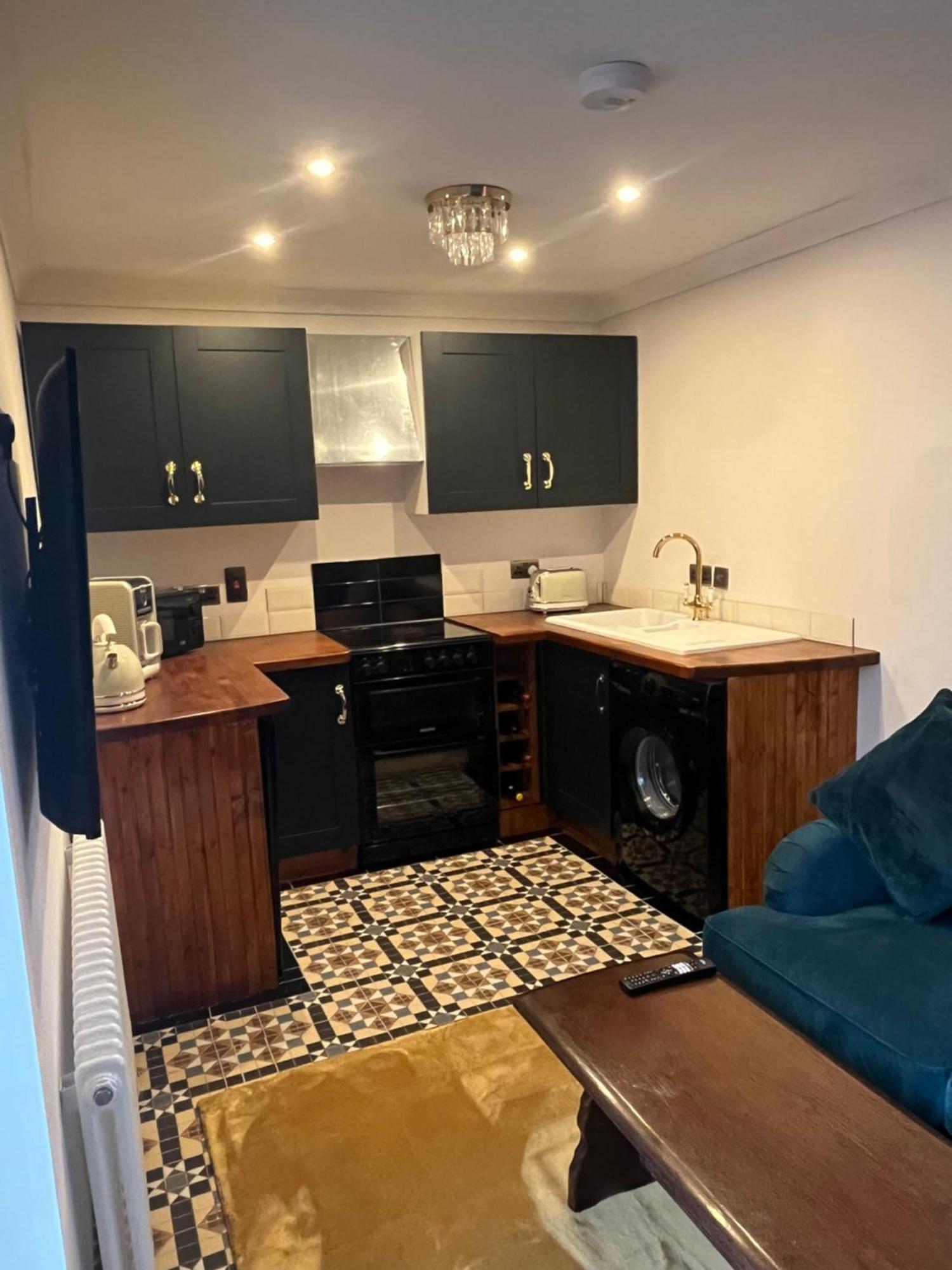 Captain'S Nook, Luxurious Victorian Apartment With Four Poster Bed And Private Parking Only 8 Minutes Walk To The Historic Harbour Brixham Exterior photo