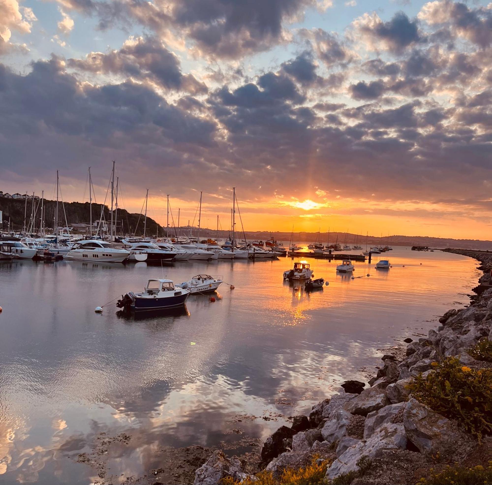 Captain'S Nook, Luxurious Victorian Apartment With Four Poster Bed And Private Parking Only 8 Minutes Walk To The Historic Harbour Brixham Exterior photo