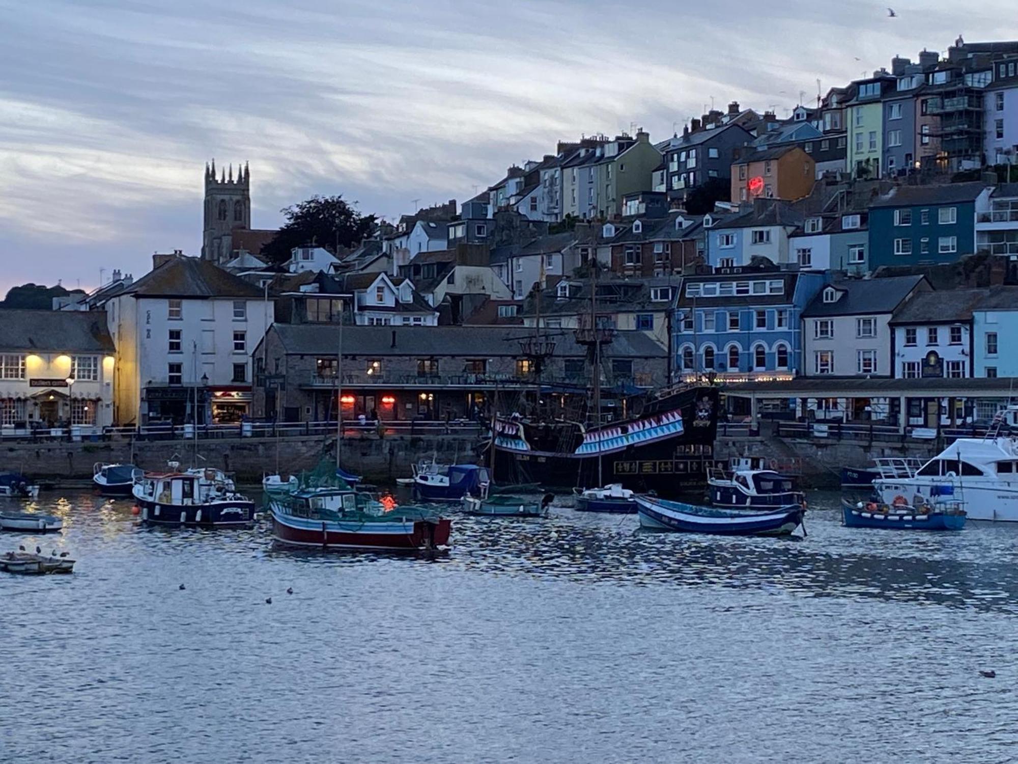 Captain'S Nook, Luxurious Victorian Apartment With Four Poster Bed And Private Parking Only 8 Minutes Walk To The Historic Harbour Brixham Exterior photo