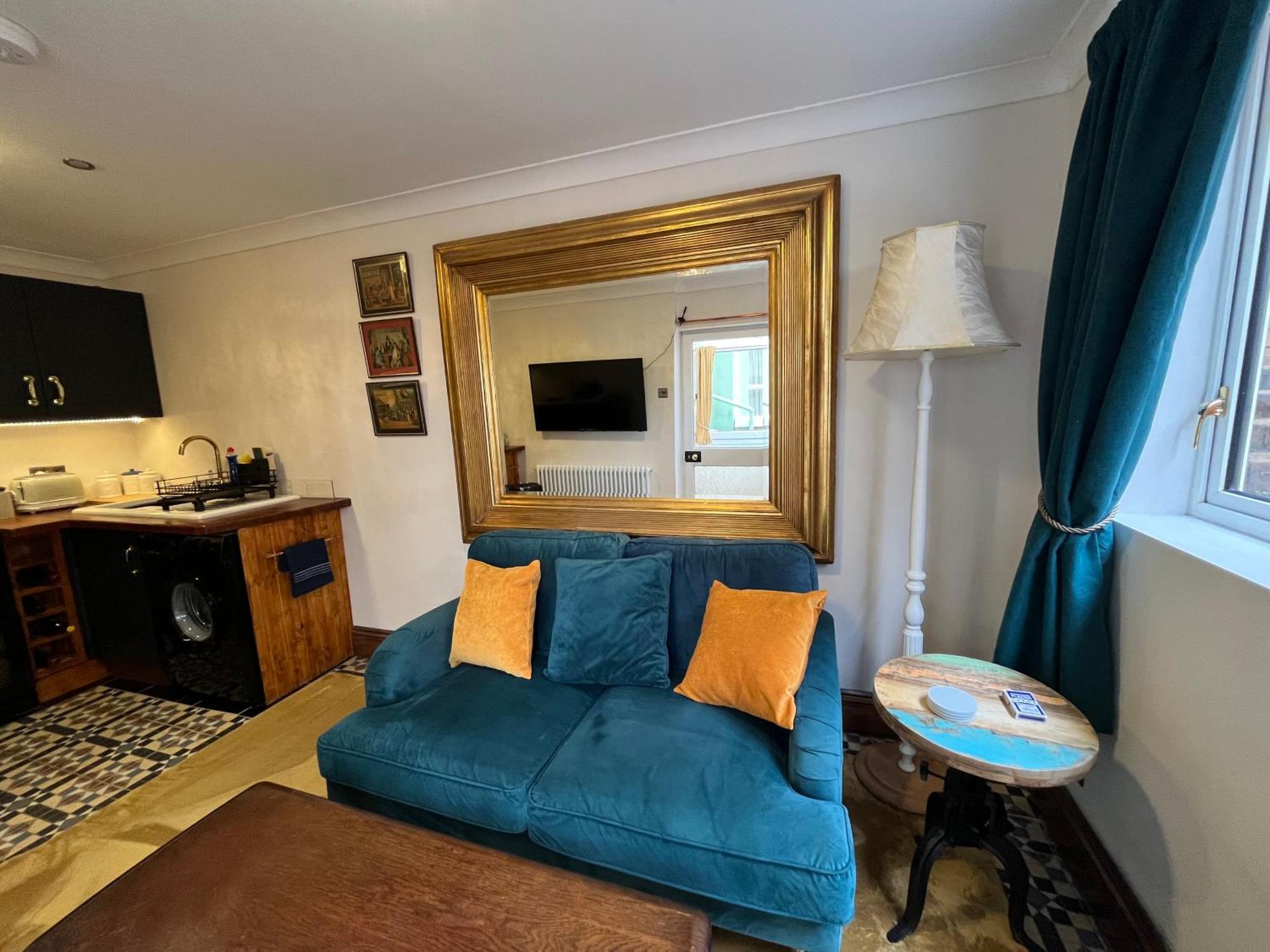 Captain'S Nook, Luxurious Victorian Apartment With Four Poster Bed And Private Parking Only 8 Minutes Walk To The Historic Harbour Brixham Exterior photo