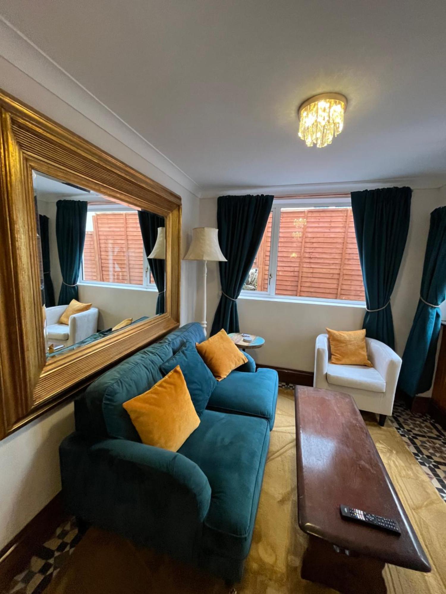 Captain'S Nook, Luxurious Victorian Apartment With Four Poster Bed And Private Parking Only 8 Minutes Walk To The Historic Harbour Brixham Exterior photo